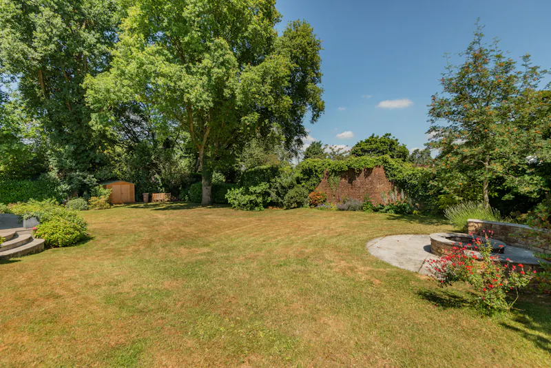 Garden at Minimalist Peaslake house, D2652 (photo 15)