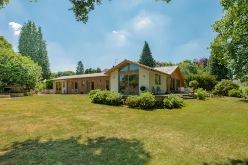 Minimalist Peaslake house, D2652