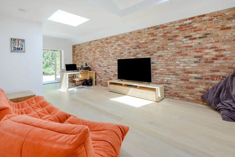 Exposed brick at Minimalist Peaslake house, D2652 (photo 9)
