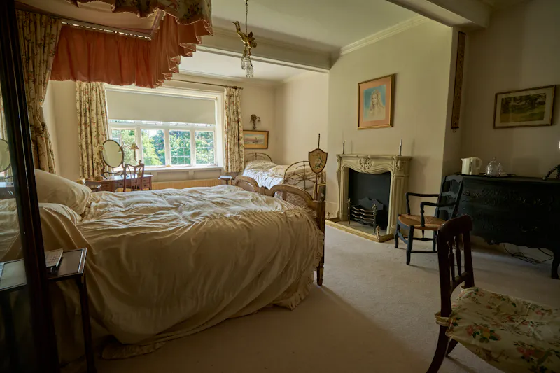 Bedroom at Crawley Victorian country house, M329 (photo 12)