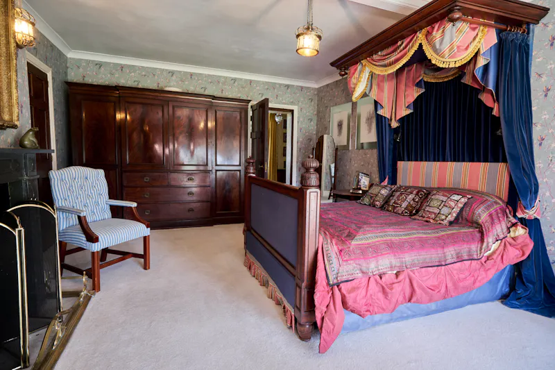 Bedroom at Crawley Victorian country house, M329 (photo 10)