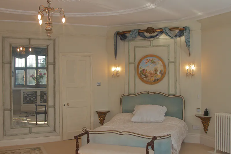 Bedroom at Crawley Victorian country house, M329 (photo 14)