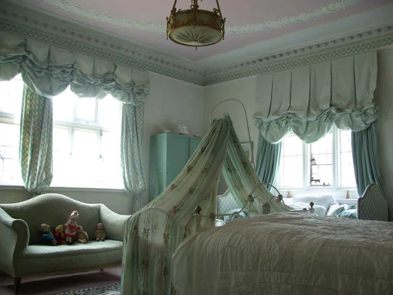 Bedroom at Crawley Victorian country house, M329 (photo 24)