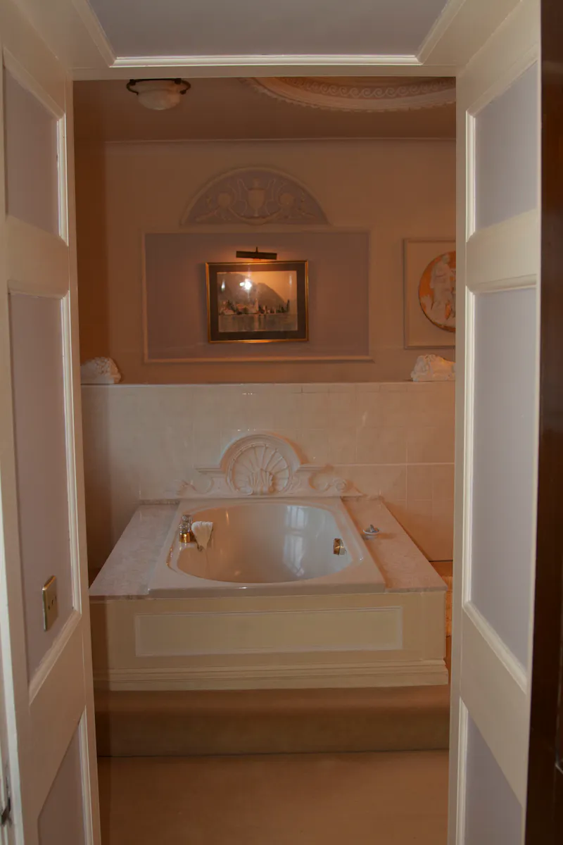 Bathroom at Crawley Victorian country house, M329 (photo 17)