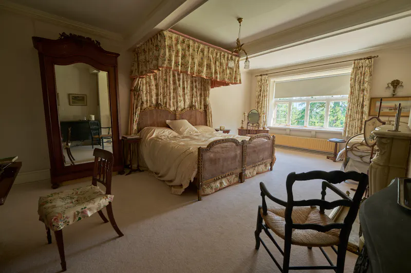 Bedroom at Crawley Victorian country house, M329 (photo 22)