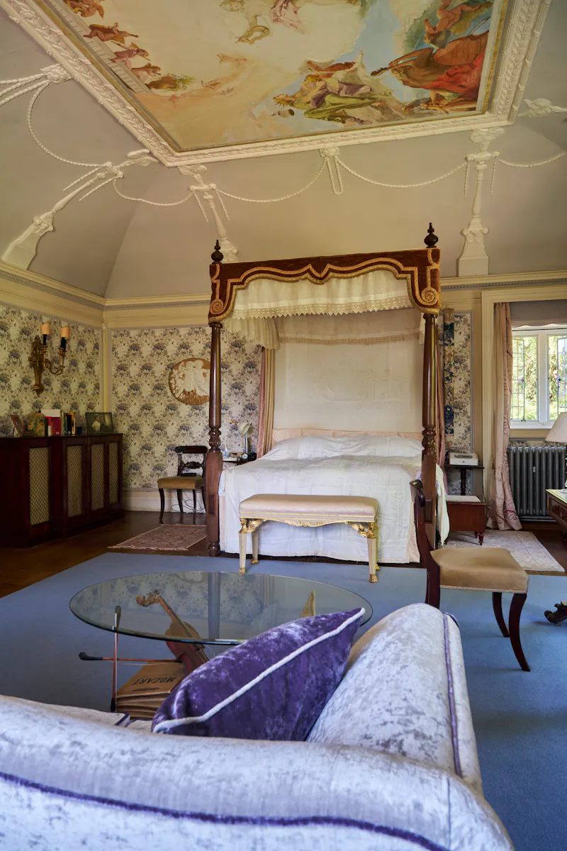 Bedroom at Crawley Victorian country house, M329 (photo 18)