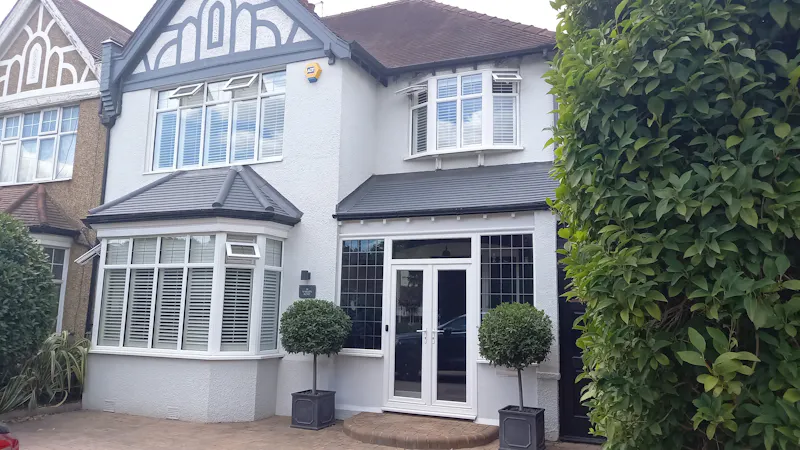 Driveway at Chingford Luxury Home , E504 (photo 1)