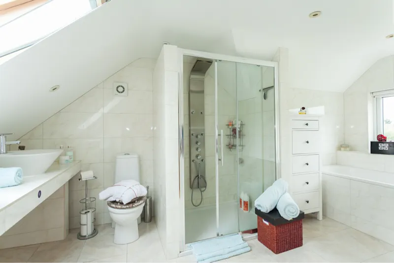 Bathroom at Vacant Rickmansworth house, D2638 (photo 13)