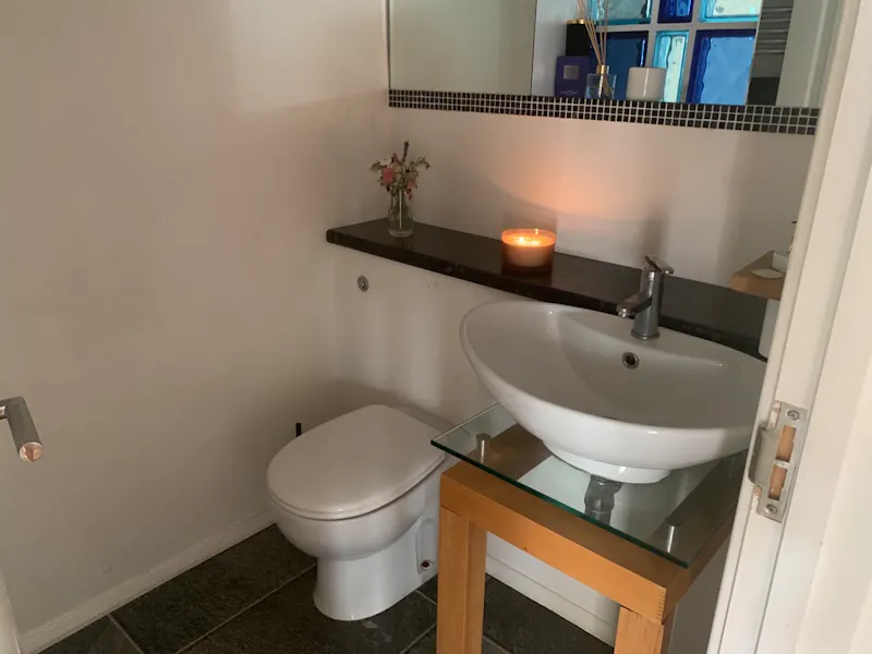 Bathroom at Vacant Rickmansworth house, D2638 (photo 8)
