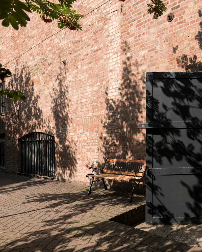 Courtyard at Versatile Hackney Wick studios, N489 (photo 27)
