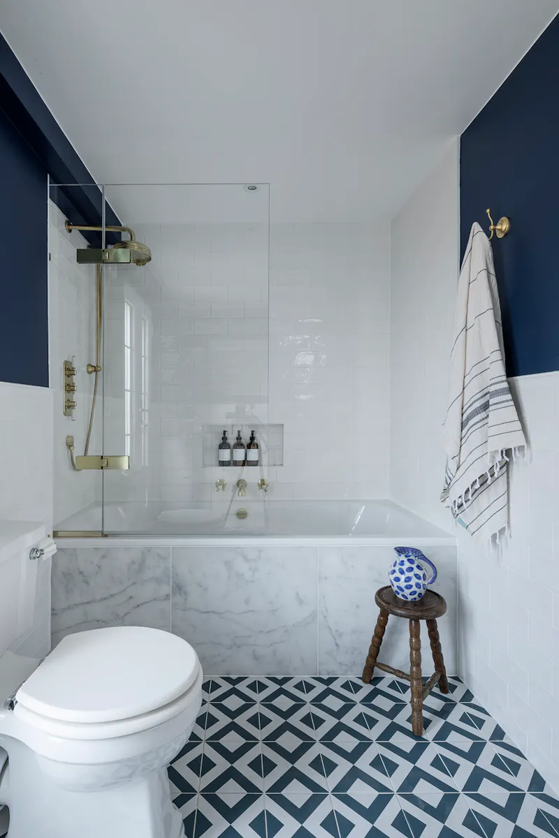 Bathroom at Colourful Vauxhall terrace, D2653 (photo 26)