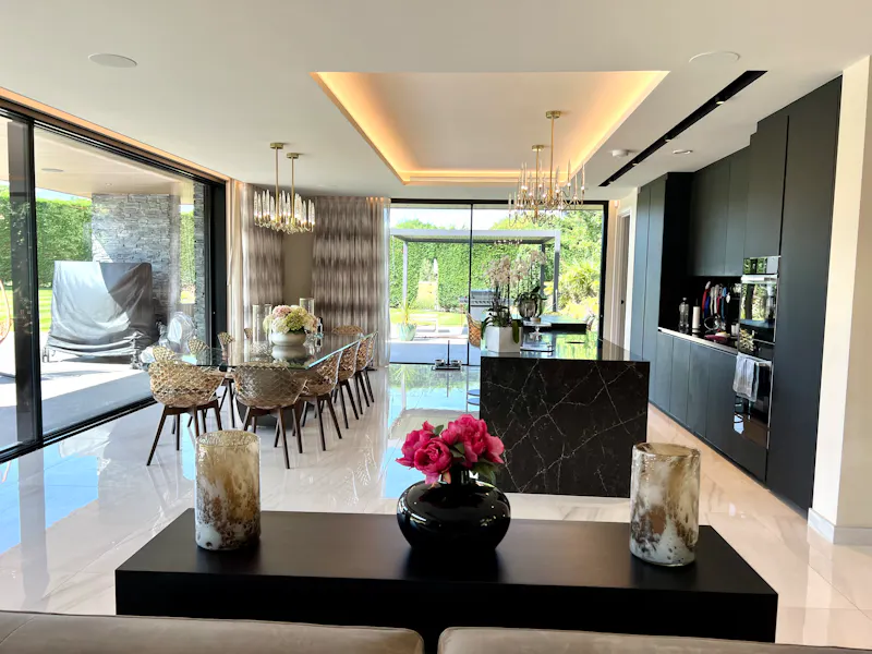 Open plan at Modern Radlett House, K465 (photo 7)