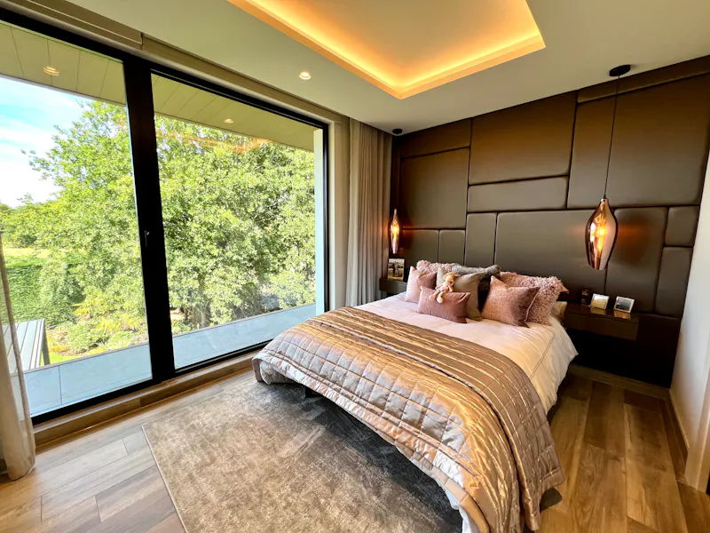 Bedroom at Modern Radlett House, K465 (photo 29)