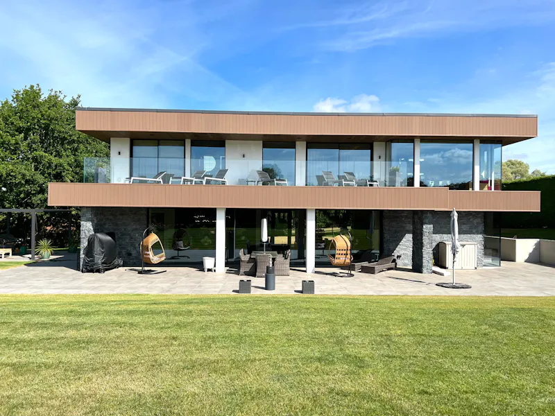Garden at Modern Radlett House, K465 (photo 34)