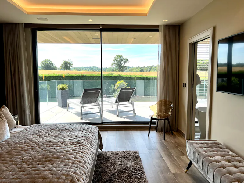 Balcony at Modern Radlett House, K465 (photo 18)