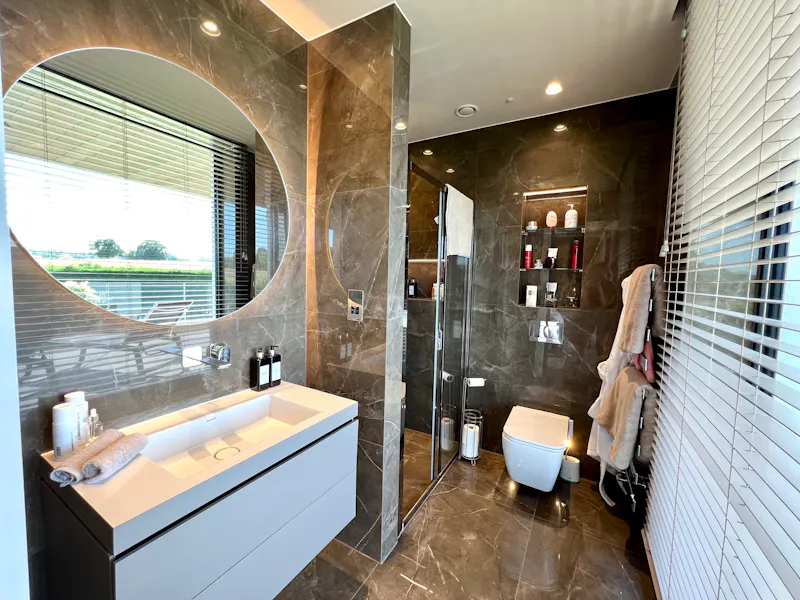 Bathroom at Modern Radlett House, K465 (photo 31)