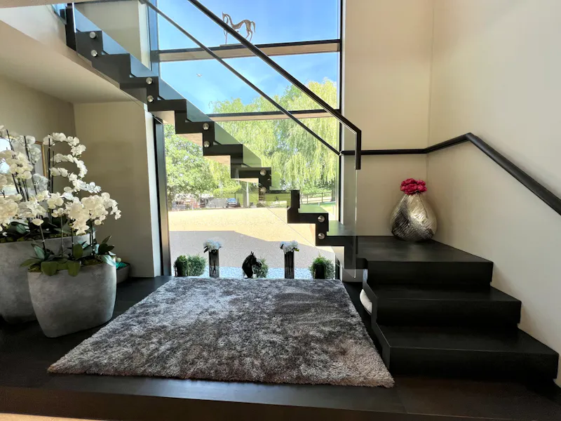 Staircase at Modern Radlett House, K465 (photo 13)