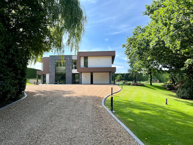Driveway at Modern Radlett House, K465 (photo 42)