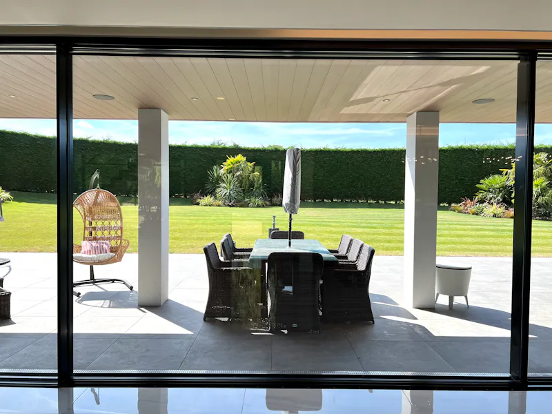 Garden at Modern Radlett House, K465 (photo 10)