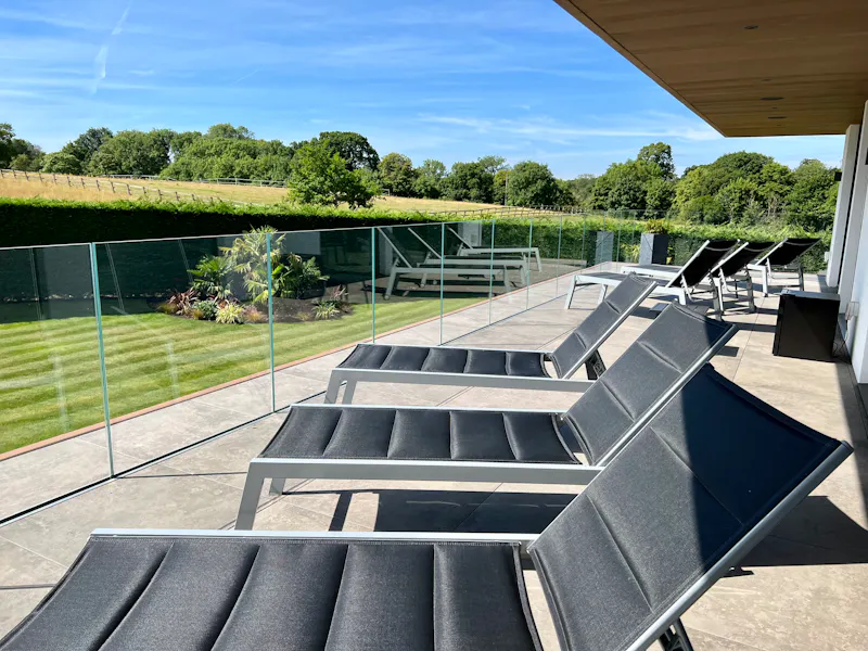 Balcony at Modern Radlett House, K465 (photo 36)