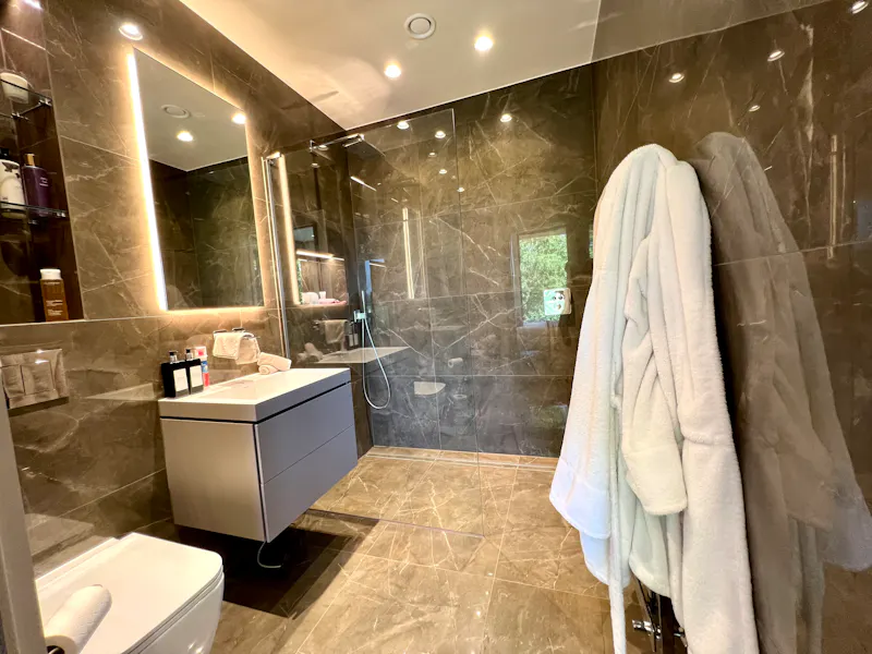 Bathroom at Modern Radlett House, K465 (photo 21)