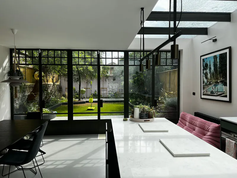 Glass at Stylish Surbiton house, D2662 (photo 6)