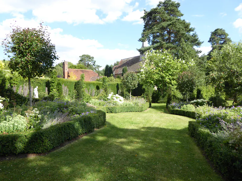 Garden at Edwardian Milford Vicarage, E507 (photo 26)