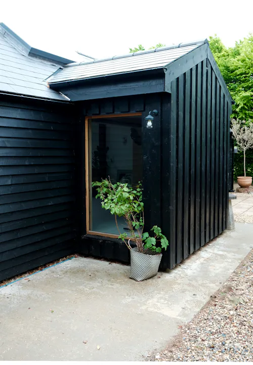 Rustic timber cottage in Rye, C926