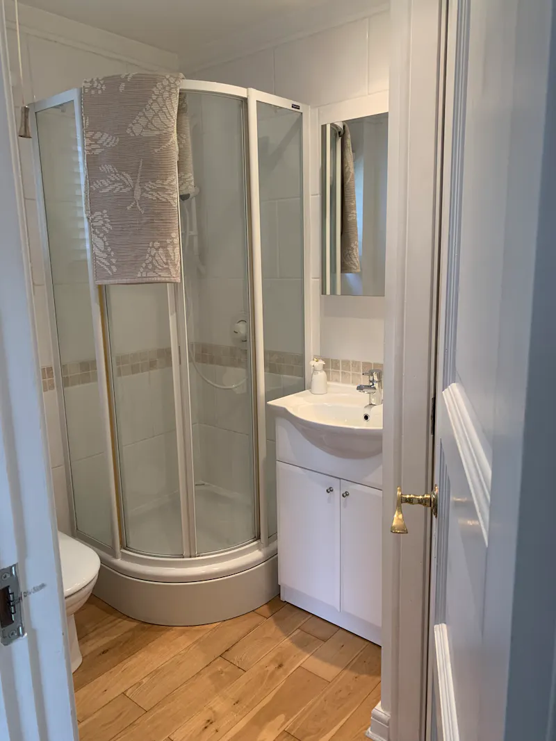 Shower at Norwegian style Marlow lodge , D2657 (photo 11)