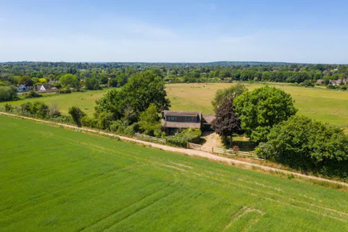 Secluded Cobham cottage, C927