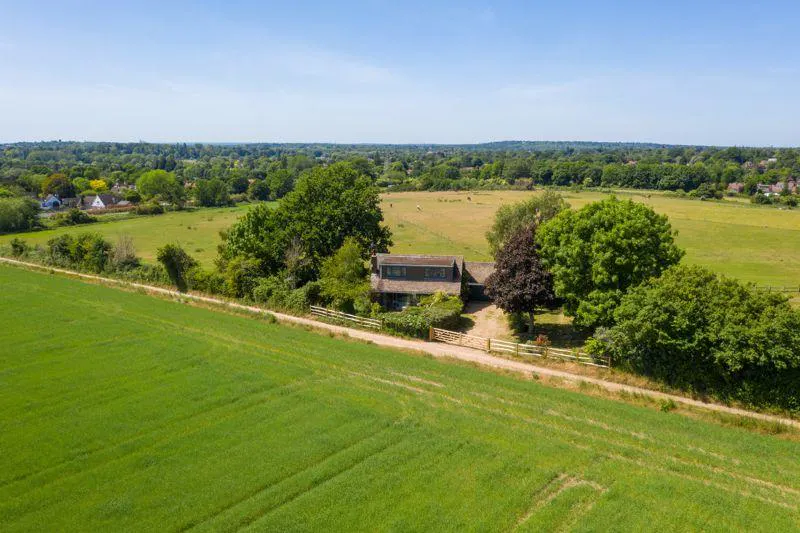 Secluded Cobham cottage, C927 (photo 20)