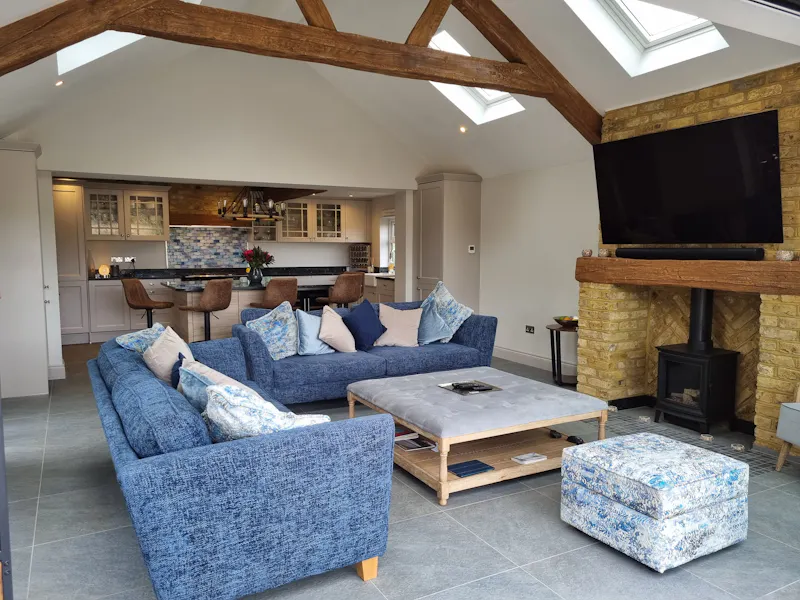 Open plan at Secluded Cobham cottage, C927 (photo 7)