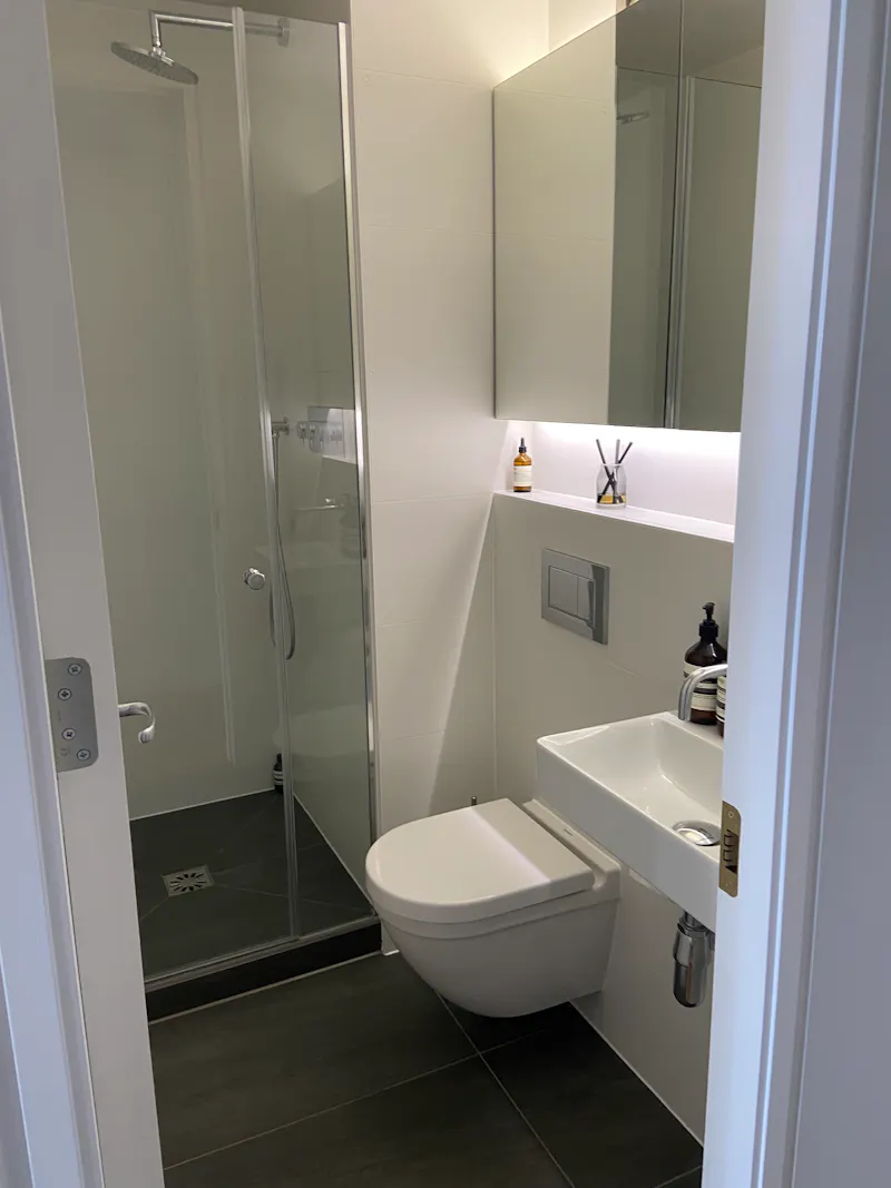 Bathroom at 37th floor Barbican apartment, F1228 (photo 18)