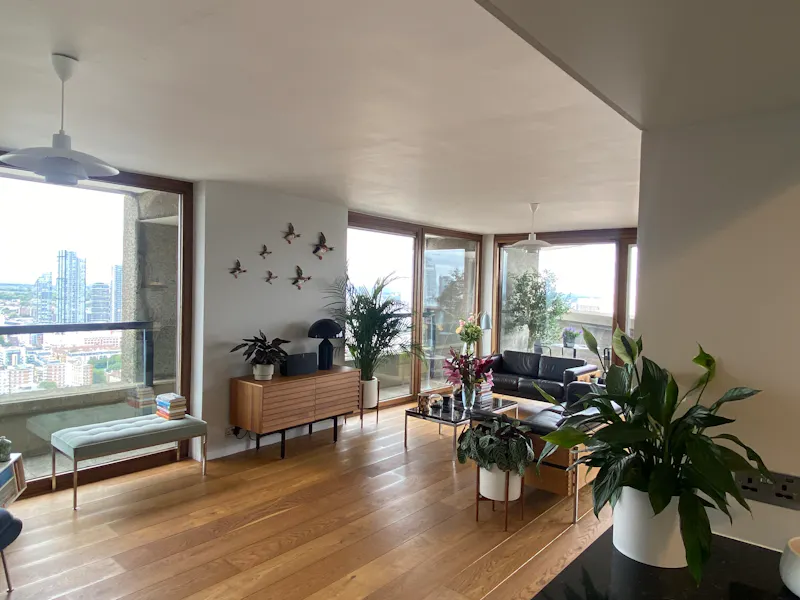 Open plan at 37th floor Barbican apartment, F1228 (photo 4)