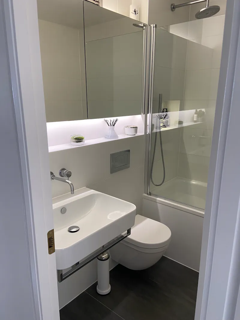 Bathroom at 37th floor Barbican apartment, F1228 (photo 24)