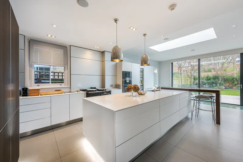 Kitchen island at Stylish Wandsworth house, B1994 (photo 8)