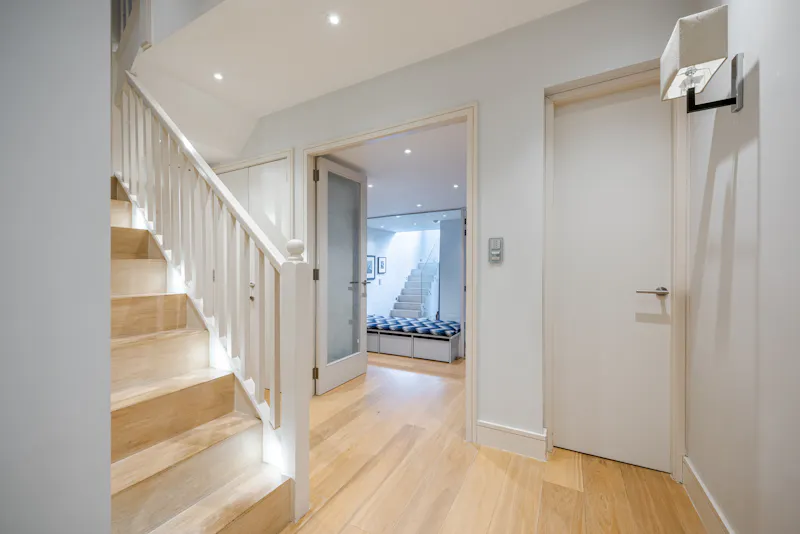 Entrance hall at Stylish Wandsworth house, B1994 (photo 2)