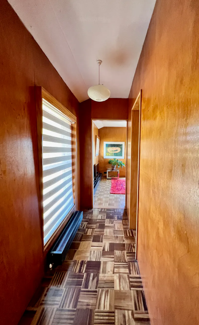 Corridor at Collington Modernist house, E508 (photo 13)