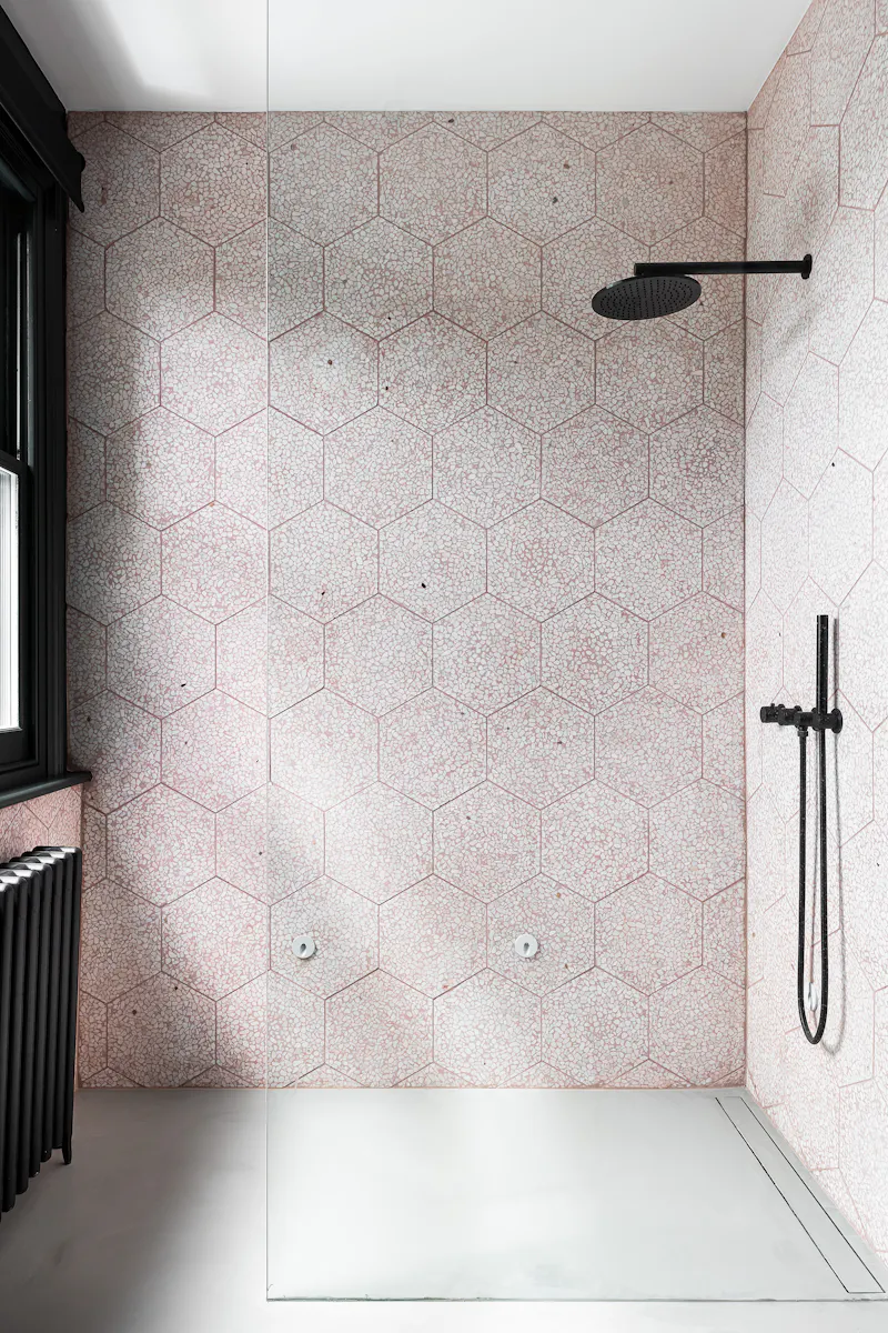 Shower at Stylish Surbiton house, D2662 (photo 22)