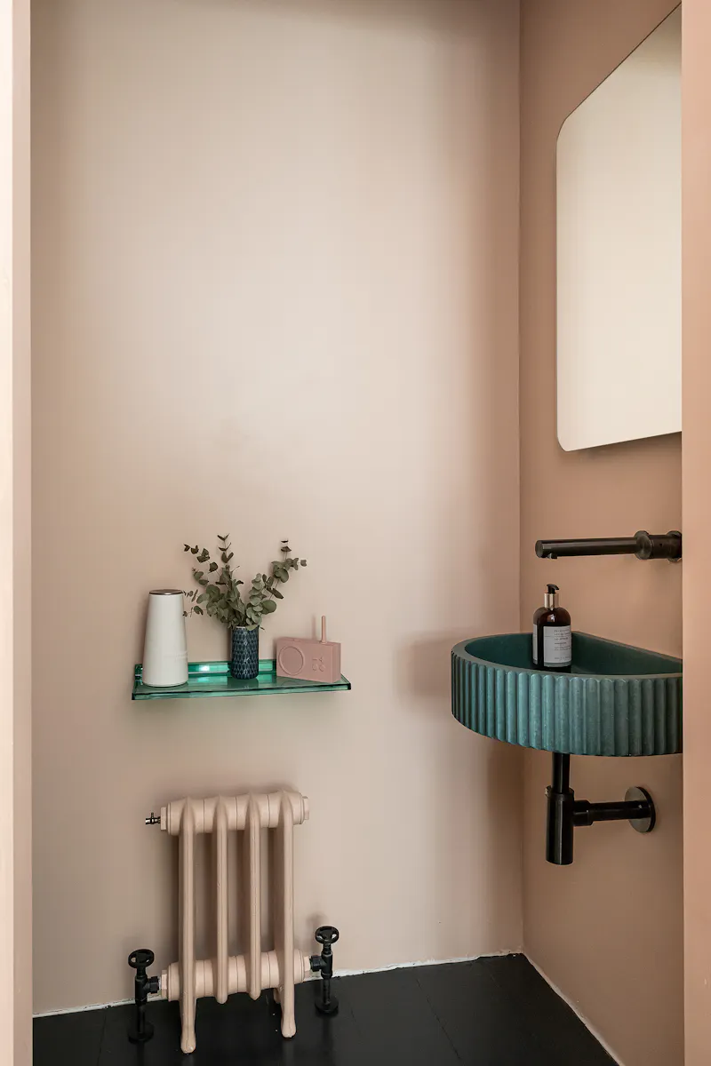 Bathroom at Stylish Surbiton house, D2662 (photo 5)