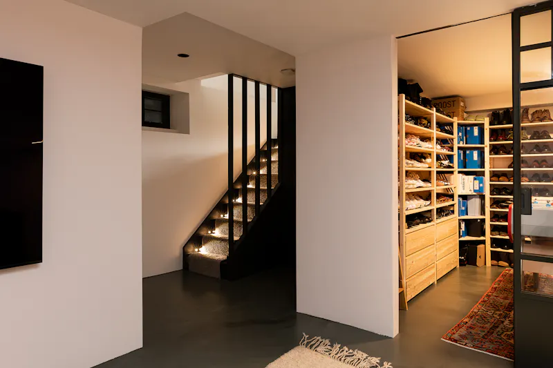 Changing rooms at Stylish Surbiton house, D2662 (photo 12)
