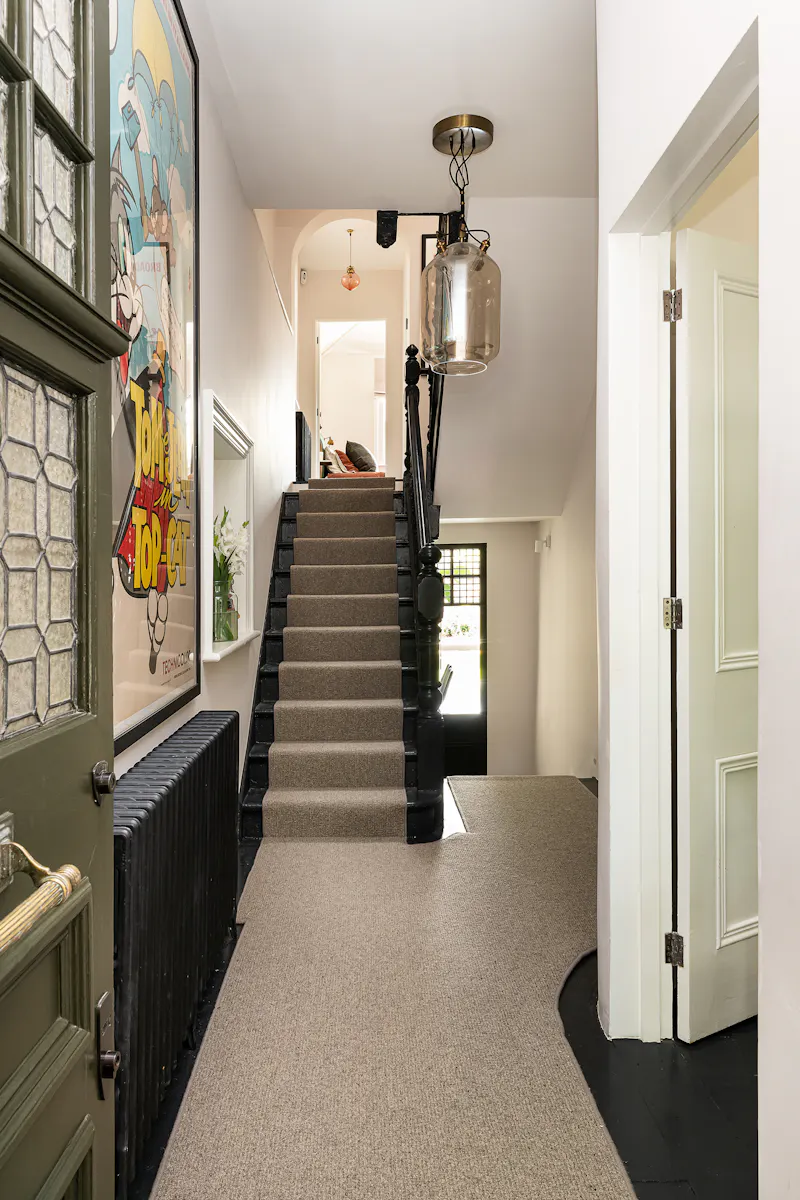Staircase at Stylish Surbiton house, D2662 (photo 13)