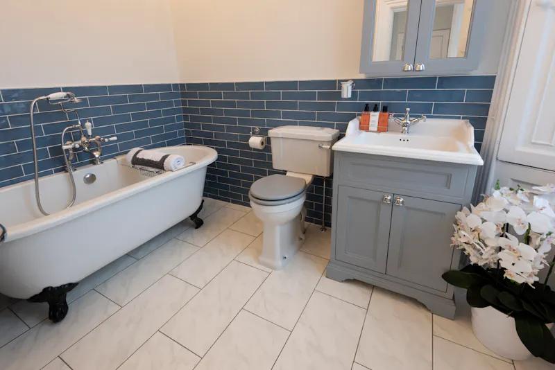 Bathroom at Tunbridge Wells Manor , A1584 (photo 17)