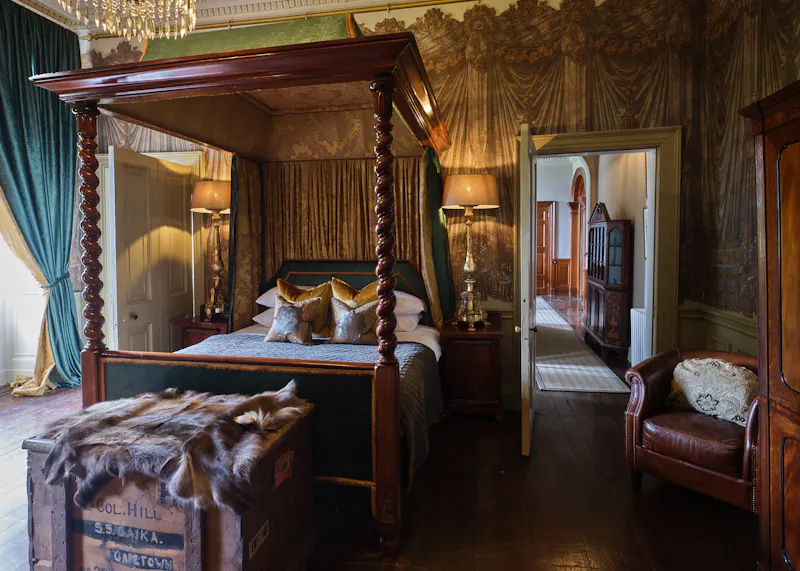 Bedroom at Grand Worcestershire venue, B1999 (photo 12)