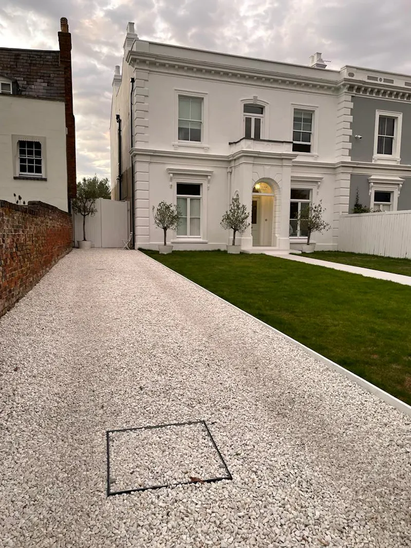 Driveway at Grade II Shepperton house, A1441 (photo 1)
