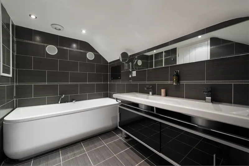 Bathroom at Fratton Georgian house, A1587 (photo 19)