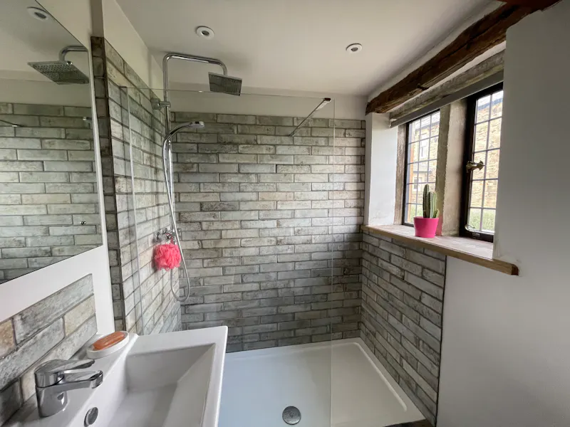 Bathroom at 17th Century Yeoman’s House, A1586 (photo 56)