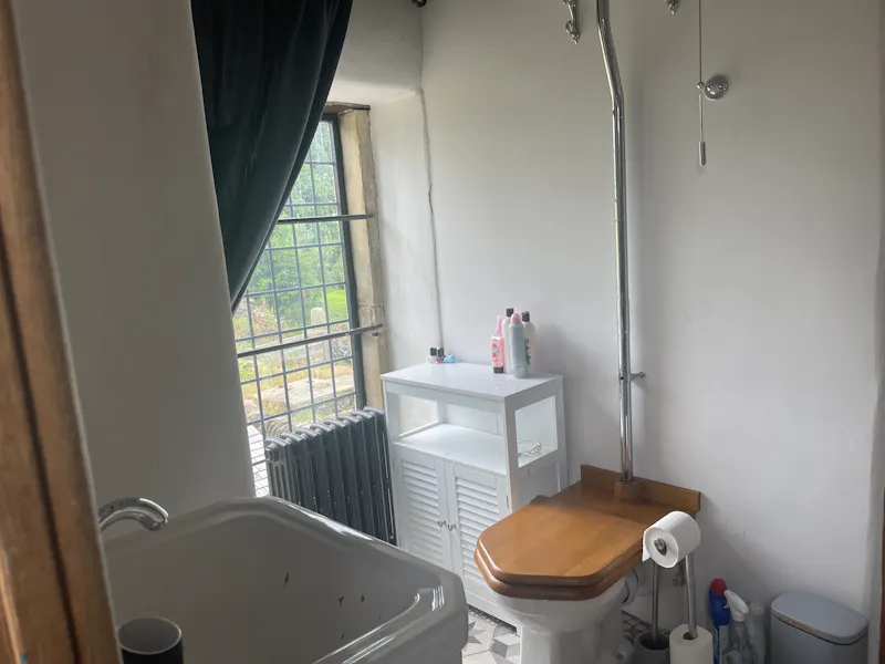 Bathroom at 17th Century Yeoman’s House, A1586 (photo 42)