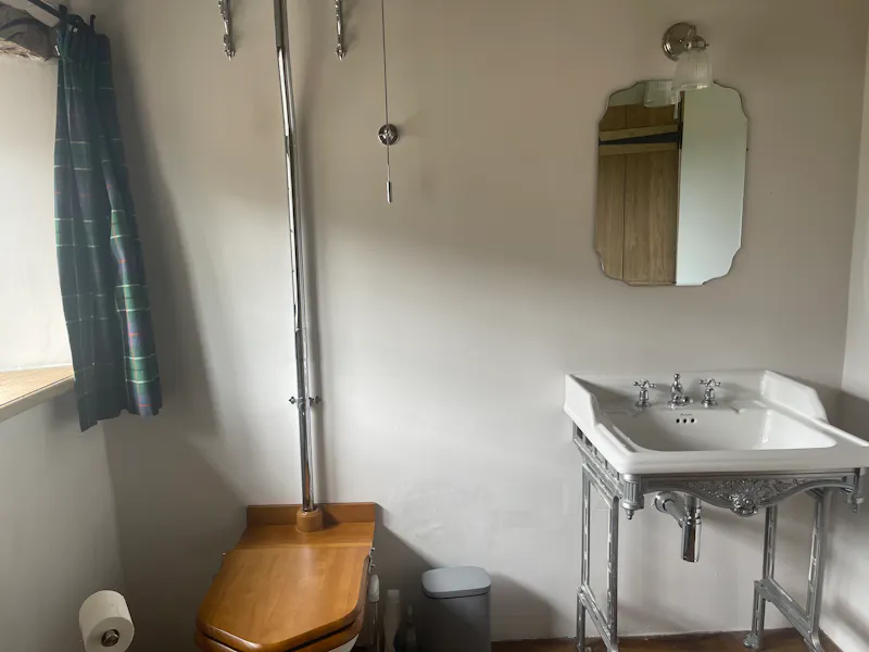 Bathroom at 17th Century Yeoman’s House, A1586 (photo 51)