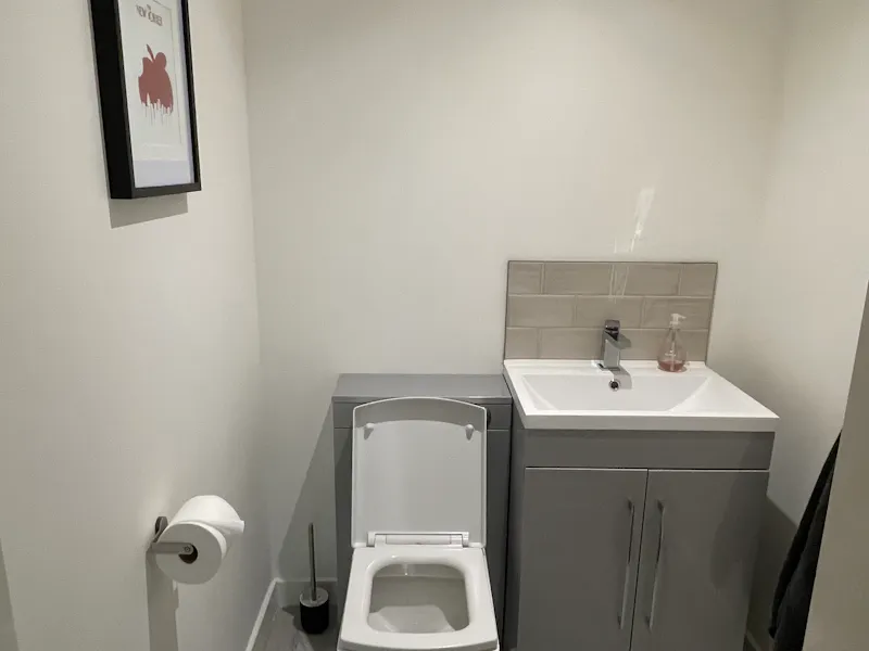 Bathroom at 17th Century Yeoman’s House, A1586 (photo 37)